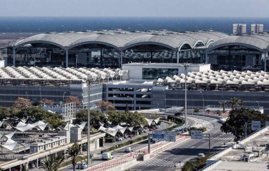 ​El aeropuerto de Alicante-Elche supera los 12 millones de pasajeros en 2016