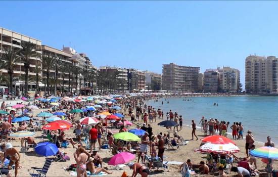 Costa Blanca beaches filled with tourists