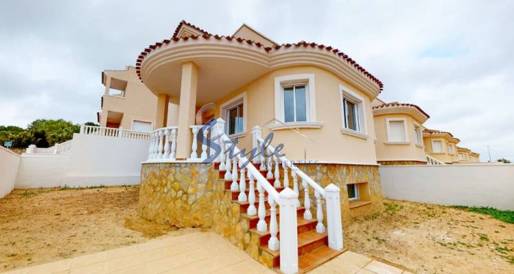 En venta nueva villa en San Miguel de Salinas ON1165