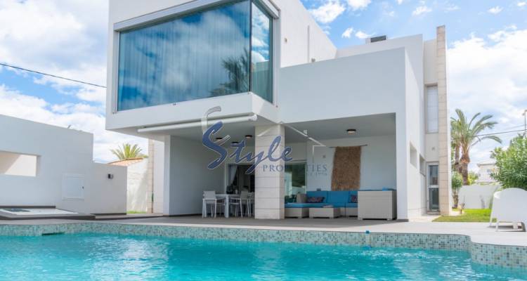 Buy Villa with pool in Costa Blanca close to sea in Cabo Roig, Orihuela Costa. ID: 4912