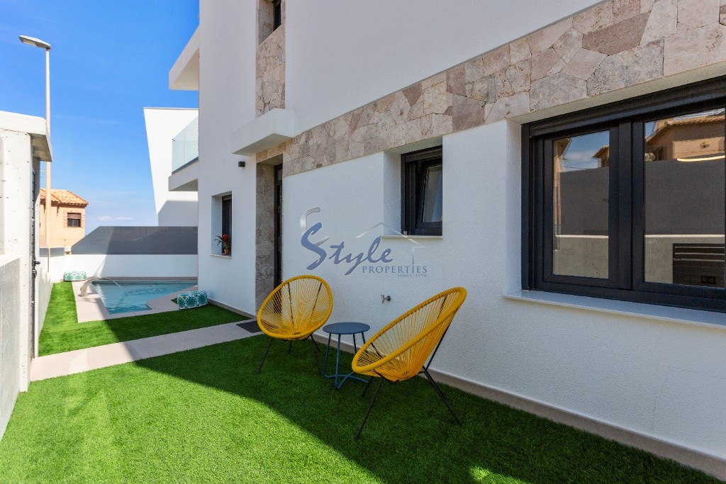 Se vende nueva villa con parcela y piscina privada en La Mata 150m del mar.ON1350 