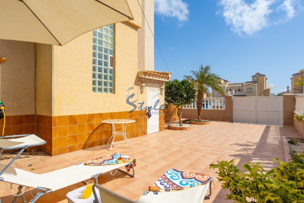 Comprar Casa adosada con vistas al jardín privado en venta en Lomas de Cabo Roig, Orihuela Costa ID 6094
