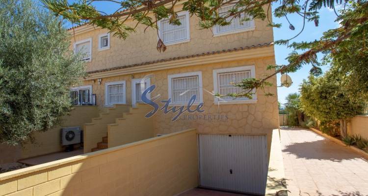 Se vende chalet adosado de 5 habitaciones en Mariblanca, Punta Prima, Costa Blanca, Spain. ID E1699