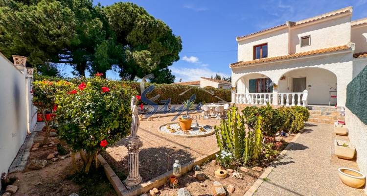 For sale semi-detached house with swimming pool in Los Balcones, Torrevieja, Costa Blanca. ID3539