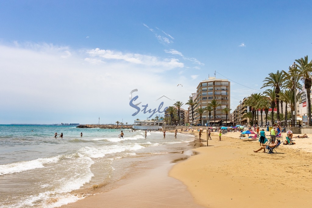 Buy penthouse apartment in Costa Blanca steps from the sea and beach in Torrevieja, Playa Central. ID: 6168