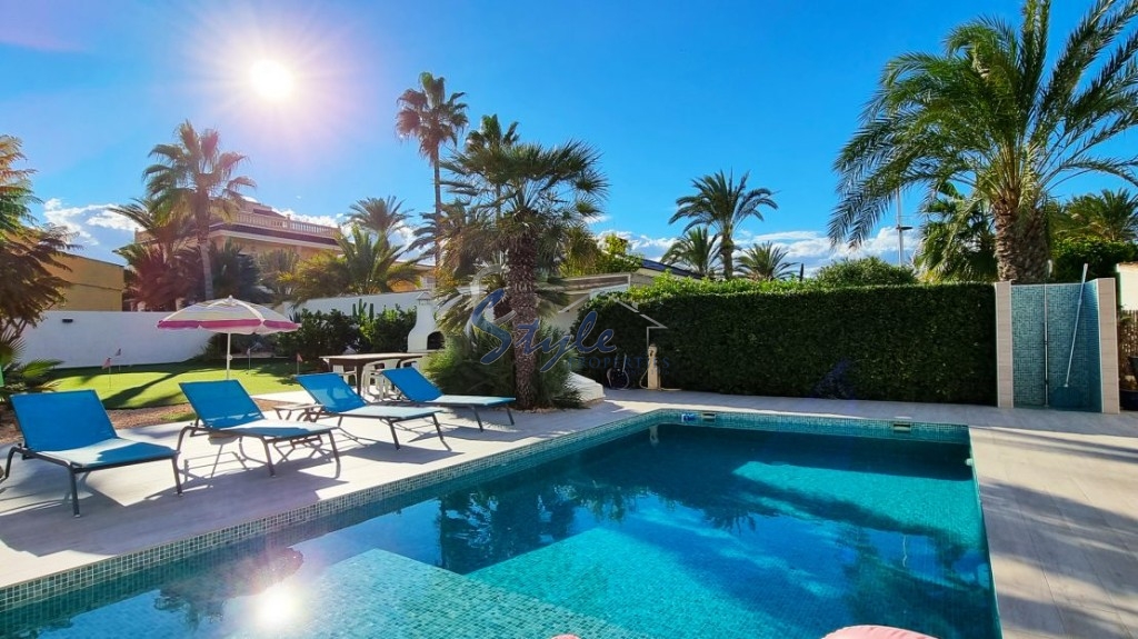Comprar villa con piscina en Playa Flamenca, cerca del mar y las playas de Orihuela Costa. ID: 6170