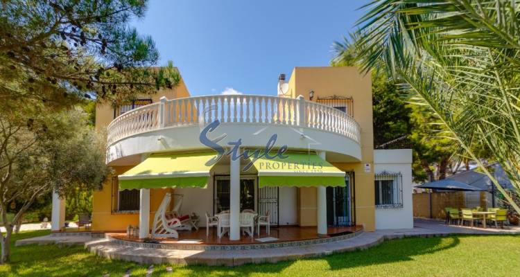 Se vende villa al lado del mar en Punta Prima, Orihuela Costa, Costa Blanca.ID1370