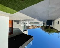 A la venta amplias villas nuevas con piscina y garaje en Los Altos