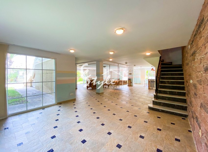 A la venta una exclusiva villa de lujo con una gran parcela en Villamartín, Costa Blanca, España. ID3484