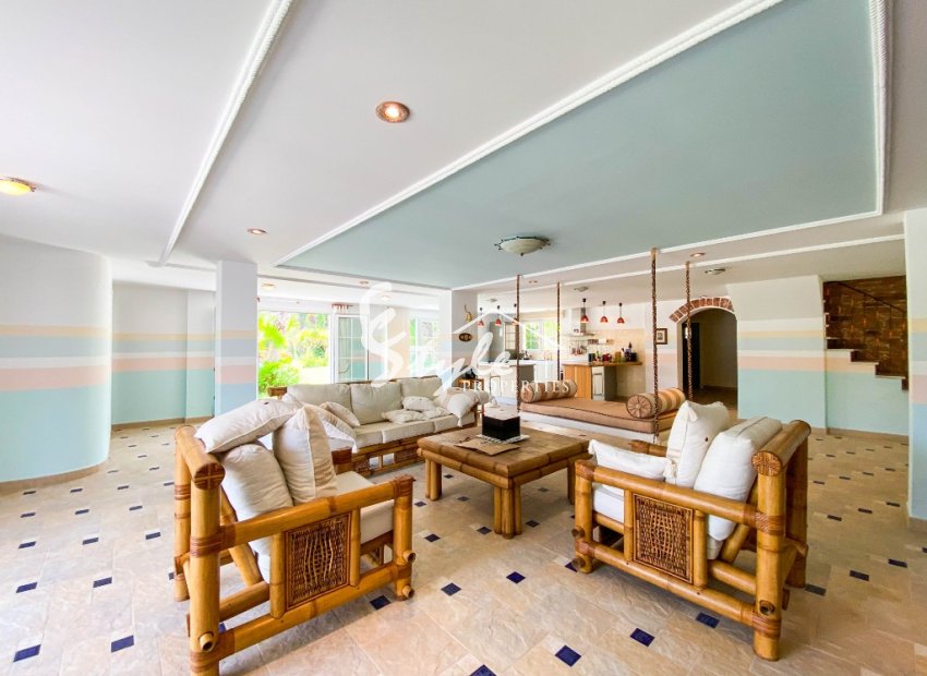 A la venta una exclusiva villa de lujo con una gran parcela en Villamartín, Costa Blanca, España. ID3484