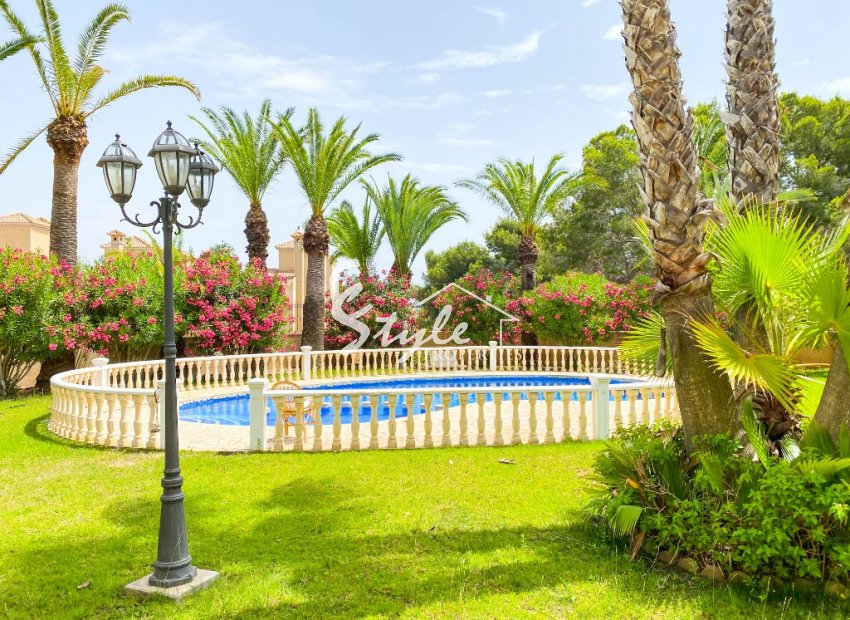 A la venta una exclusiva villa de lujo con una gran parcela en Villamartín, Costa Blanca, España. ID3484