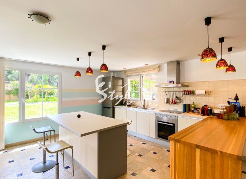 A la venta una exclusiva villa de lujo con una gran parcela en Villamartín, Costa Blanca, España. ID3484