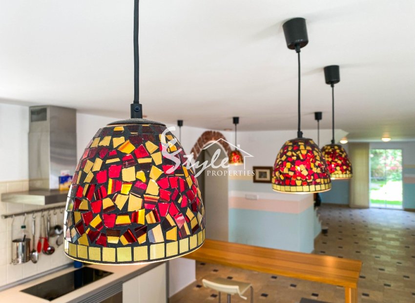 A la venta una exclusiva villa de lujo con una gran parcela en Villamartín, Costa Blanca, España. ID3484