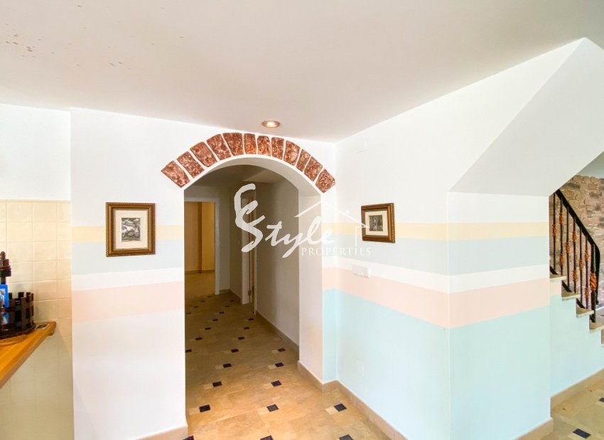 A la venta una exclusiva villa de lujo con una gran parcela en Villamartín, Costa Blanca, España. ID3484