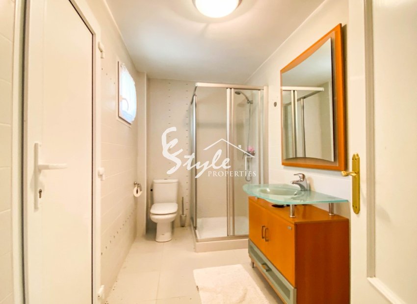 A la venta una exclusiva villa de lujo con una gran parcela en Villamartín, Costa Blanca, España. ID3484