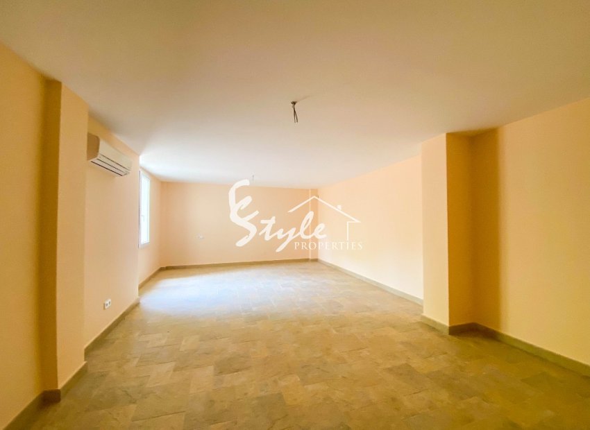 A la venta una exclusiva villa de lujo con una gran parcela en Villamartín, Costa Blanca, España. ID3484