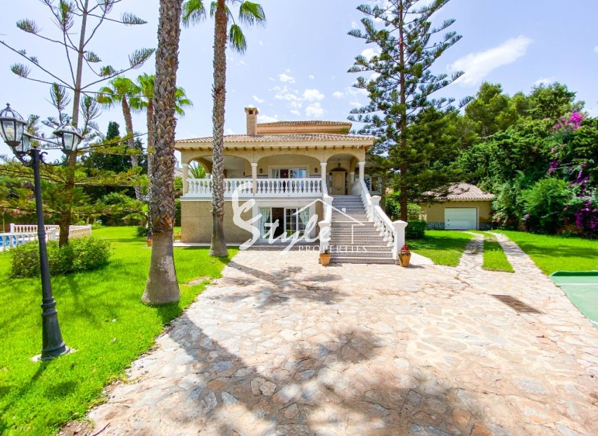 A la venta una exclusiva villa de lujo con una gran parcela en Villamartín, Costa Blanca, España. ID3484