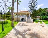 A la venta una exclusiva villa de lujo con una gran parcela en Villamartín, Costa Blanca, España. ID3484