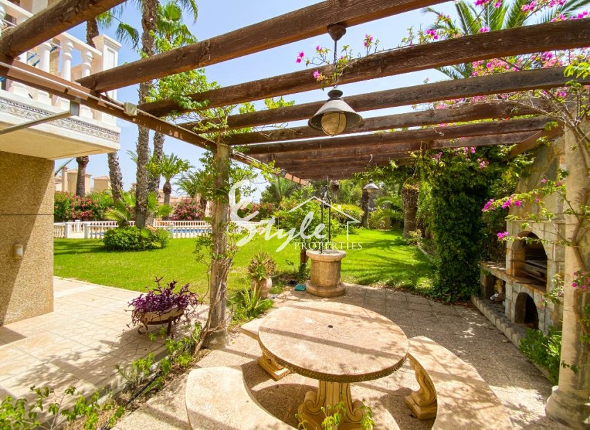 A la venta una exclusiva villa de lujo con una gran parcela en Villamartín, Costa Blanca, España. ID3484