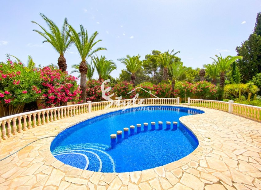 A la venta una exclusiva villa de lujo con una gran parcela en Villamartín, Costa Blanca, España. ID3484