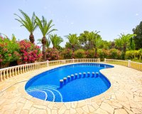 A la venta una exclusiva villa de lujo con una gran parcela en Villamartín, Costa Blanca, España. ID3484