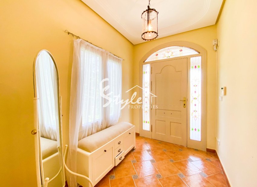 A la venta una exclusiva villa de lujo con una gran parcela en Villamartín, Costa Blanca, España. ID3484