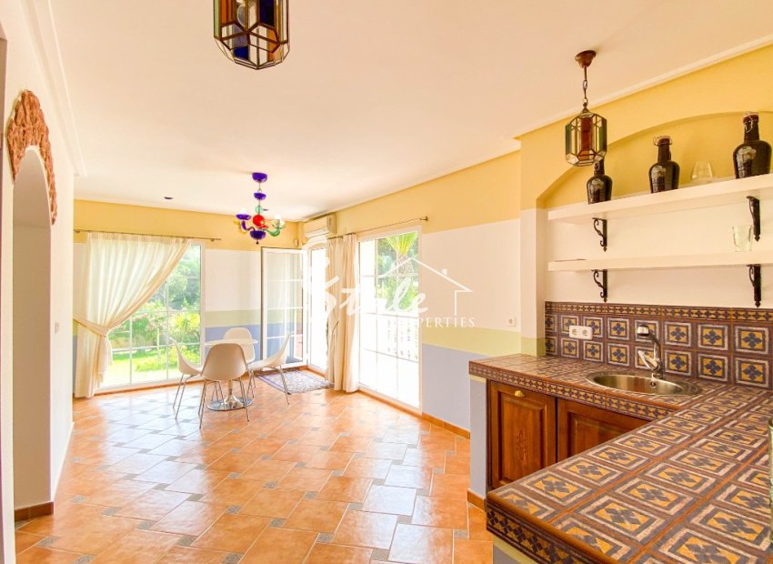 A la venta una exclusiva villa de lujo con una gran parcela en Villamartín, Costa Blanca, España. ID3484