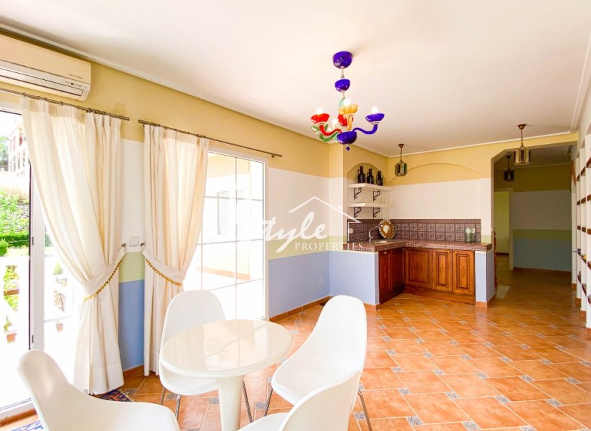 A la venta una exclusiva villa de lujo con una gran parcela en Villamartín, Costa Blanca, España. ID3484