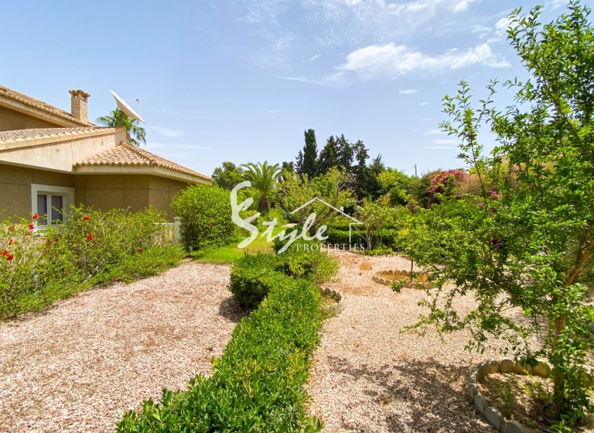 A la venta una exclusiva villa de lujo con una gran parcela en Villamartín, Costa Blanca, España. ID3484