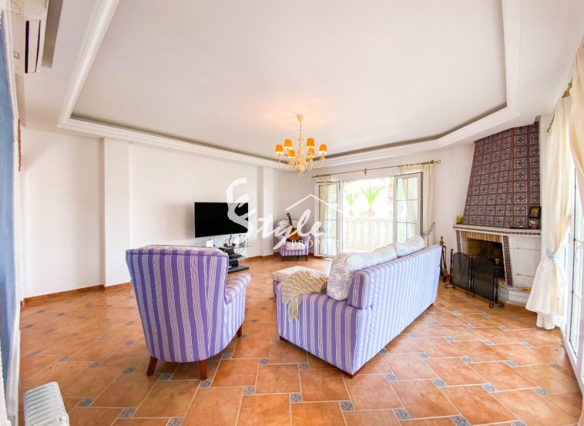 A la venta una exclusiva villa de lujo con una gran parcela en Villamartín, Costa Blanca, España. ID3484