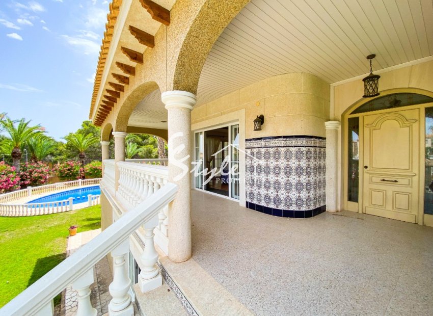 A la venta una exclusiva villa de lujo con una gran parcela en Villamartín, Costa Blanca, España. ID3484
