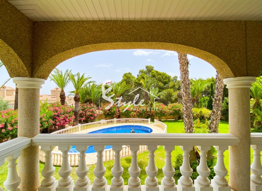 A la venta una exclusiva villa de lujo con una gran parcela en Villamartín, Costa Blanca, España. ID3484