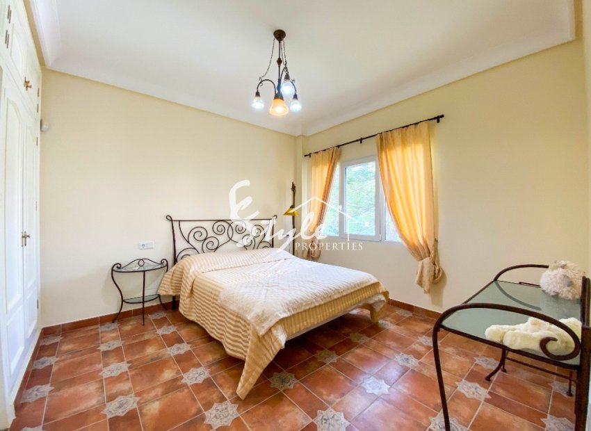 A la venta una exclusiva villa de lujo con una gran parcela en Villamartín, Costa Blanca, España. ID3484