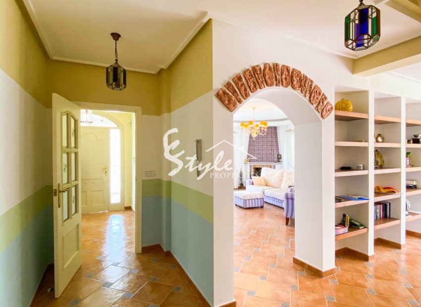 A la venta una exclusiva villa de lujo con una gran parcela en Villamartín, Costa Blanca, España. ID3484