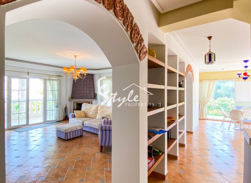 A la venta una exclusiva villa de lujo con una gran parcela en Villamartín, Costa Blanca, España. ID3484