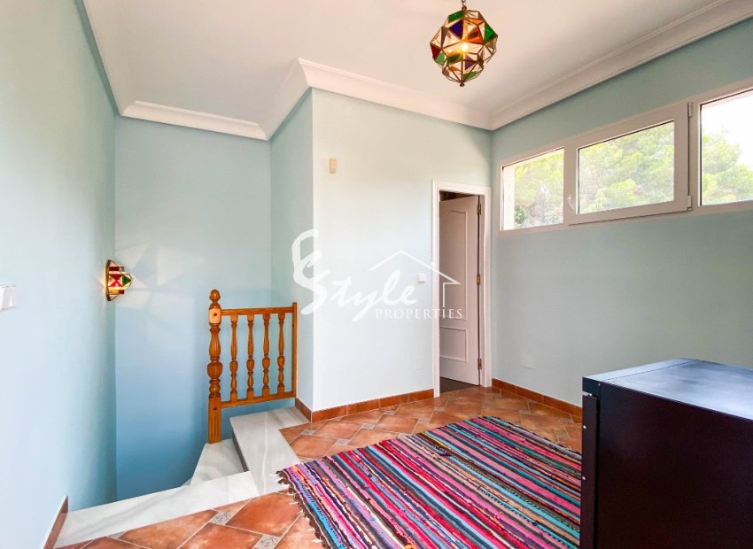 A la venta una exclusiva villa de lujo con una gran parcela en Villamartín, Costa Blanca, España. ID3484