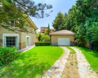 A la venta una exclusiva villa de lujo con una gran parcela en Villamartín, Costa Blanca, España. ID3484