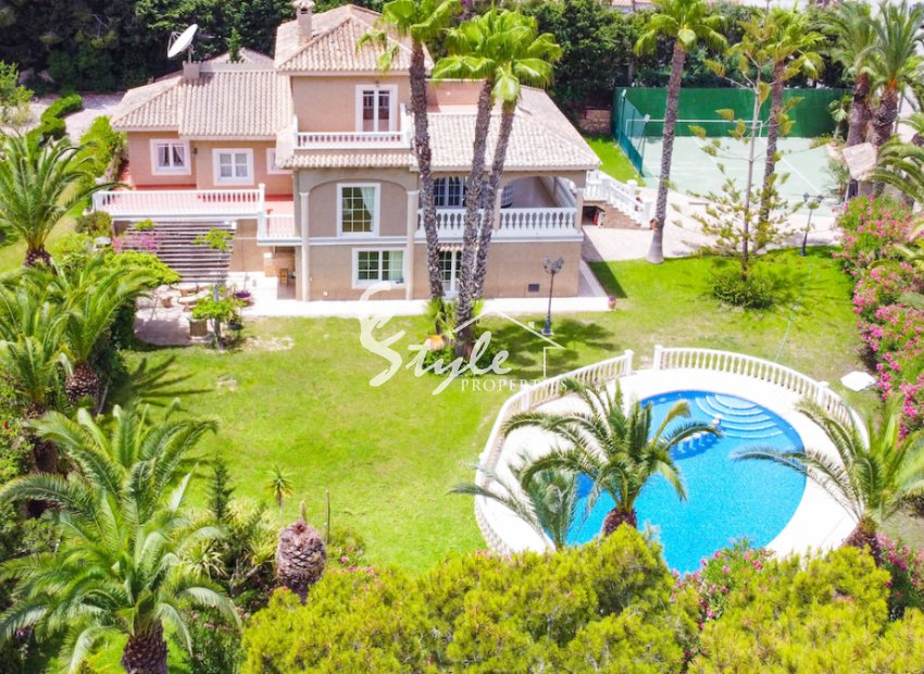 A la venta una exclusiva villa de lujo con una gran parcela en Villamartín, Costa Blanca, España. ID3484