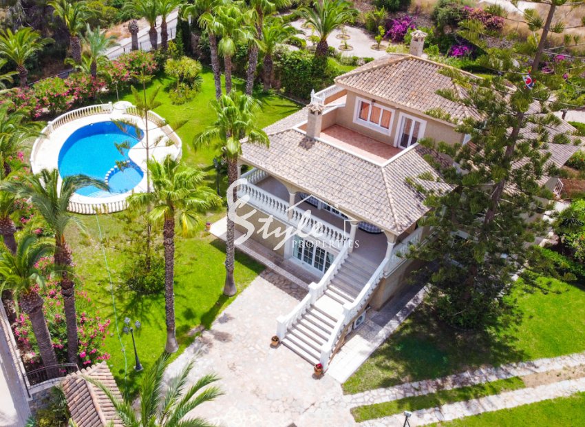 A la venta una exclusiva villa de lujo con una gran parcela en Villamartín, Costa Blanca, España. ID3484