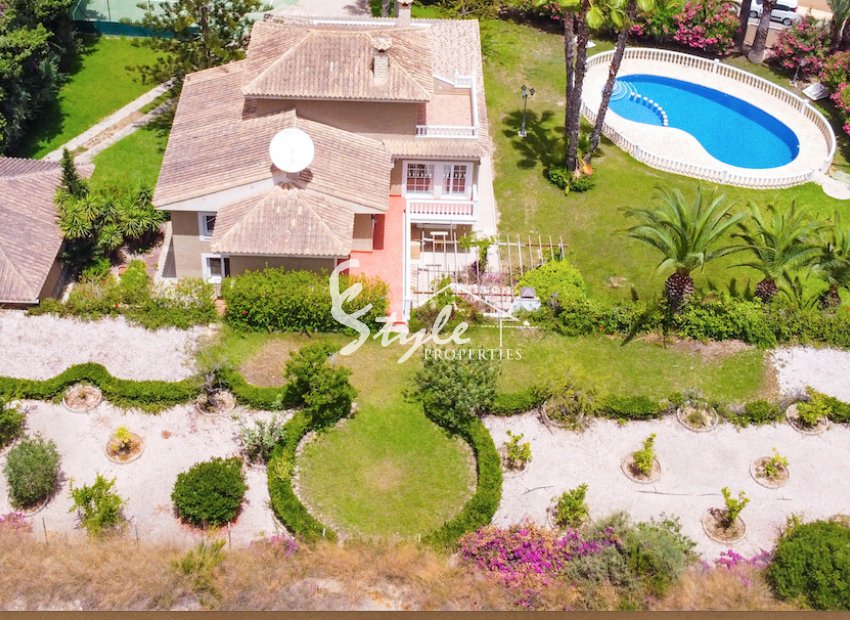 A la venta una exclusiva villa de lujo con una gran parcela en Villamartín, Costa Blanca, España. ID3484