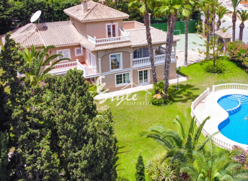 A la venta una exclusiva villa de lujo con una gran parcela en Villamartín, Costa Blanca, España. ID3484