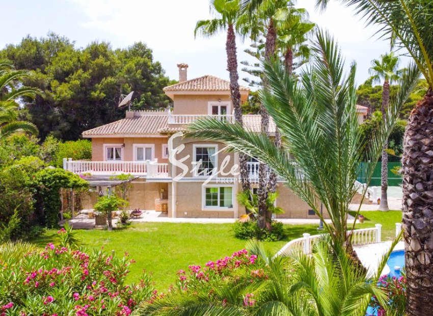 A la venta una exclusiva villa de lujo con una gran parcela en Villamartín, Costa Blanca, España. ID3484