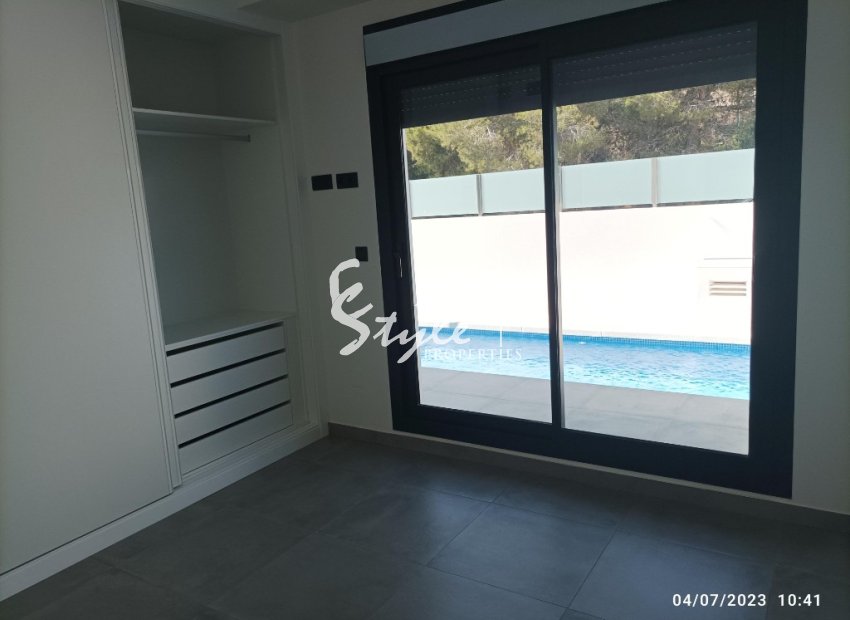 Adosados de nueva construcción en venta en Villamartín, Costa Blanca, España. ON1782