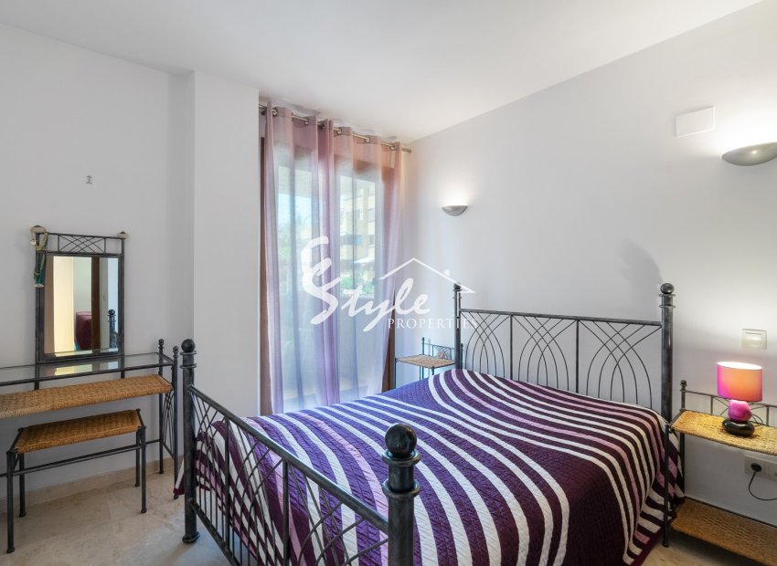 Apartamento de 2 dormitorios con vistas a la piscina en alquiler a corto plazo en La Entrada, Punta Prima, Costa Blanca. ID110