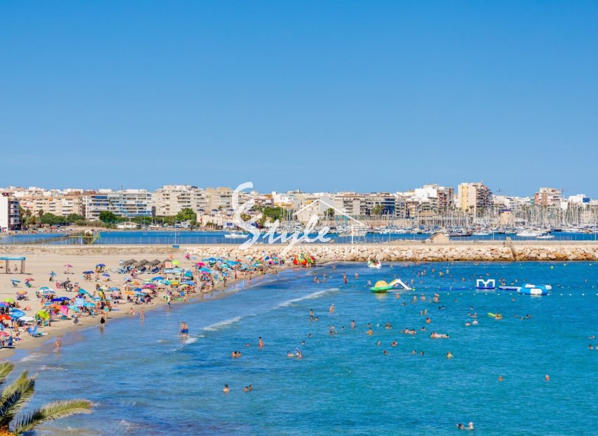 Apartamento en Planta Baja en Primera Línea de Playa en Torrevieja – Vistas al Mar. ID2714