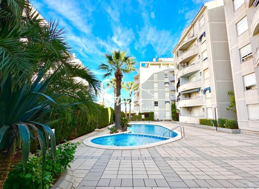 Apartamento reformado en Nueva Torrevieja con piscina comunitaria y terraza acristalada. ID2787