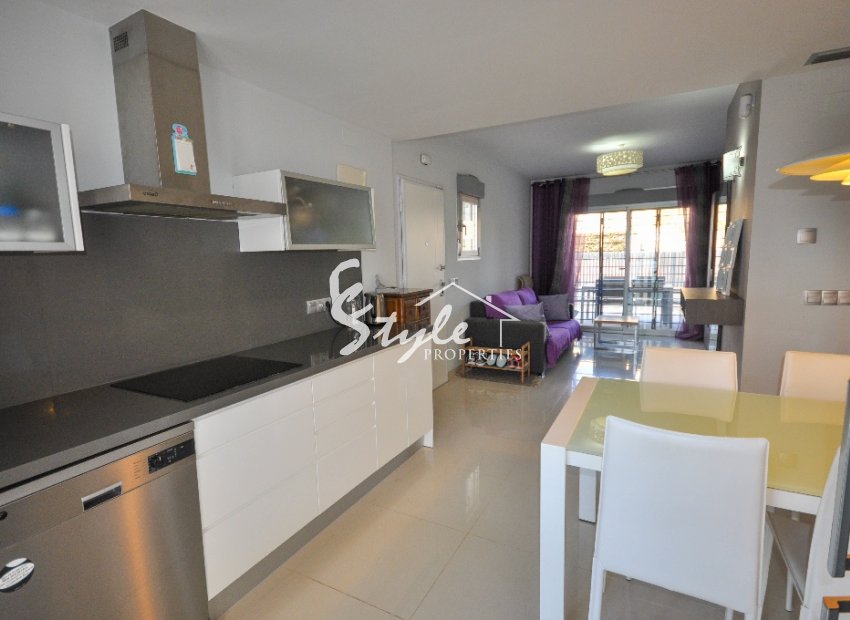 Apartamentos con jardín privado en una urbanización cerrada junto al mar en Punta Prima, Orihuela Costa, Costa Blanca, España