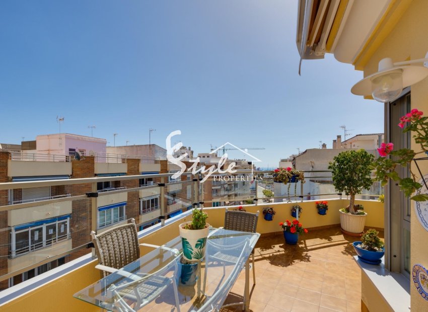 Ático en el centro de Torrevieja con solárium privado y vistas al mar.ID2786