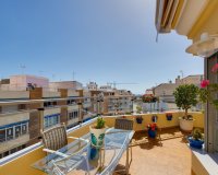 Ático en el centro de Torrevieja con solárium privado y vistas al mar.ID2786