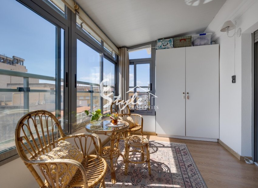 Ático en el centro de Torrevieja con solárium privado y vistas al mar.ID2786